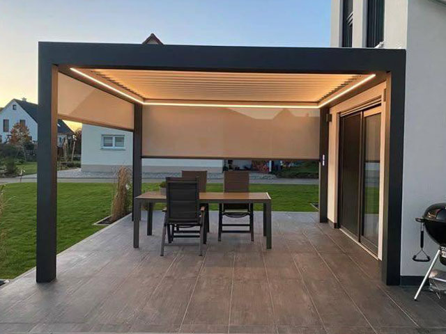 Maßgefertigtes Terrassendach aus pulverbeschichtetem Aluminium